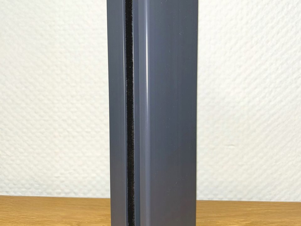 Wärmeformbeständiges Führungsprofil: Gefertigt von SLS aus einem bis zu 92° C temperaturbeständigem High-Temp PVC zum Einsatz im Fensterbau, in der Klimatechnik, im Wintergartenbau oder in der Verschattungstechnik.