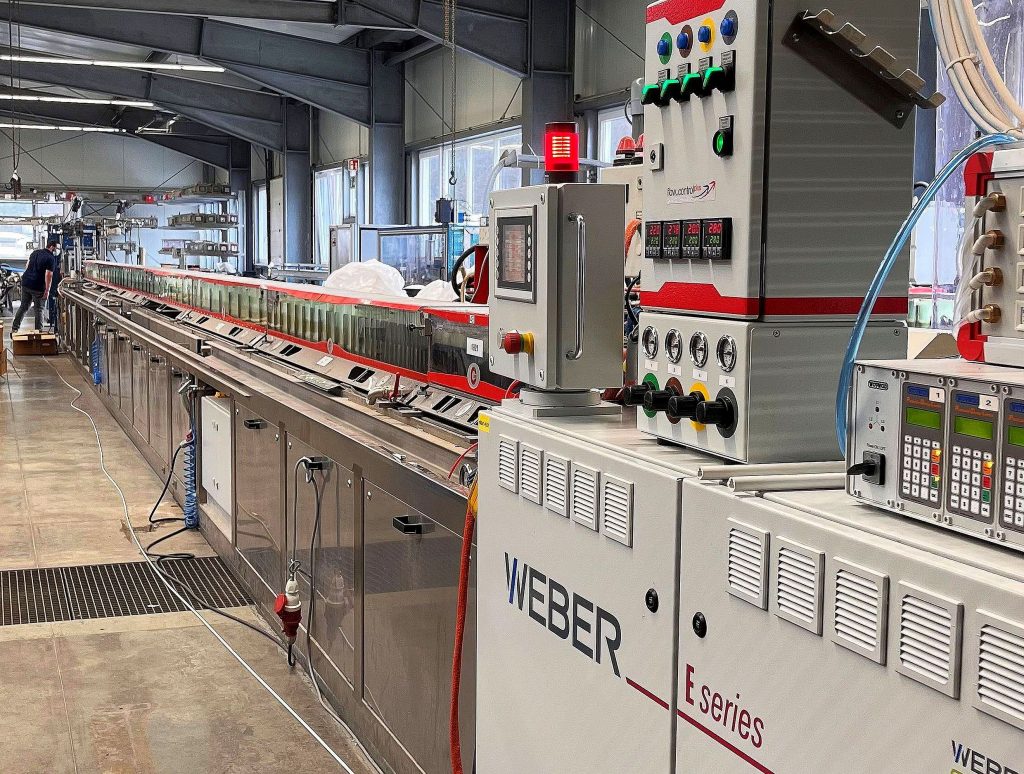 “E“ wie Energieeffizienz: Alle Extrusionsanlagen von SLS verfügen über Energiemanagement-Systeme, die den Strombedarf intelligent steuern.