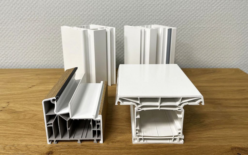 Die Fertigung extrudierter Hauptprofile für den Fenster- und Türenbau gehört zu den Stärken von SLS. Bild: SLS Kunststoffverarbeitung 