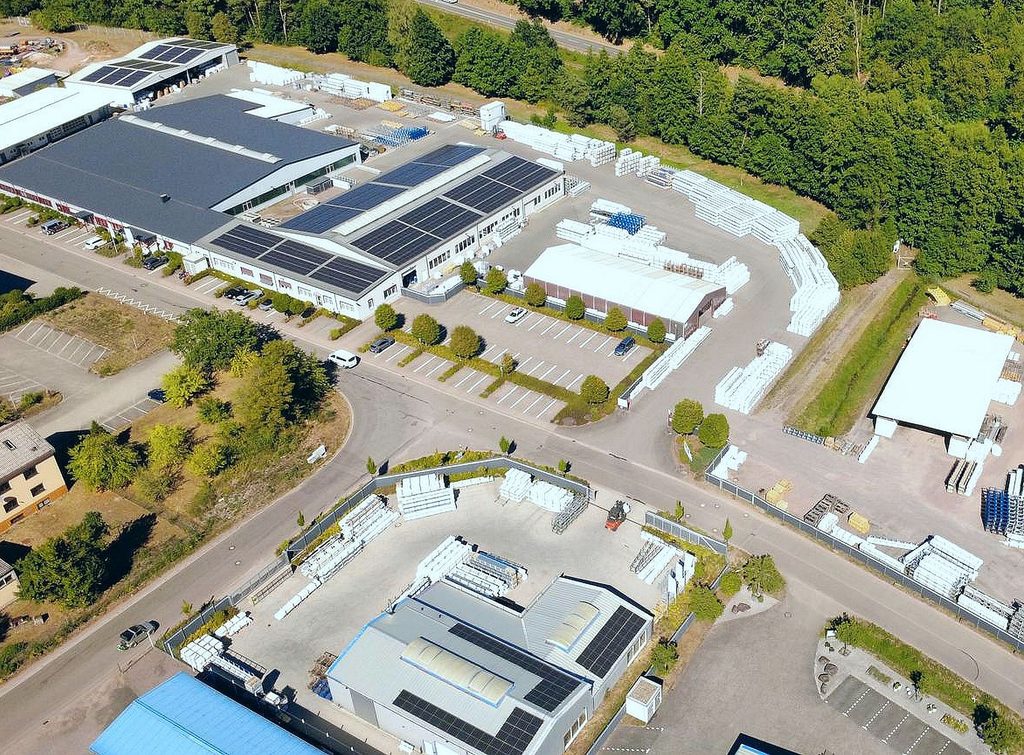 Die aktuelle Luftaufnahme zeigt, dass SLS inzwischen große Dachbereiche seines Stammwerks in Dahn mit Photovoltaikanlagen ausgerüstet hat. Bild: SLS Kunststoffverarbeitung