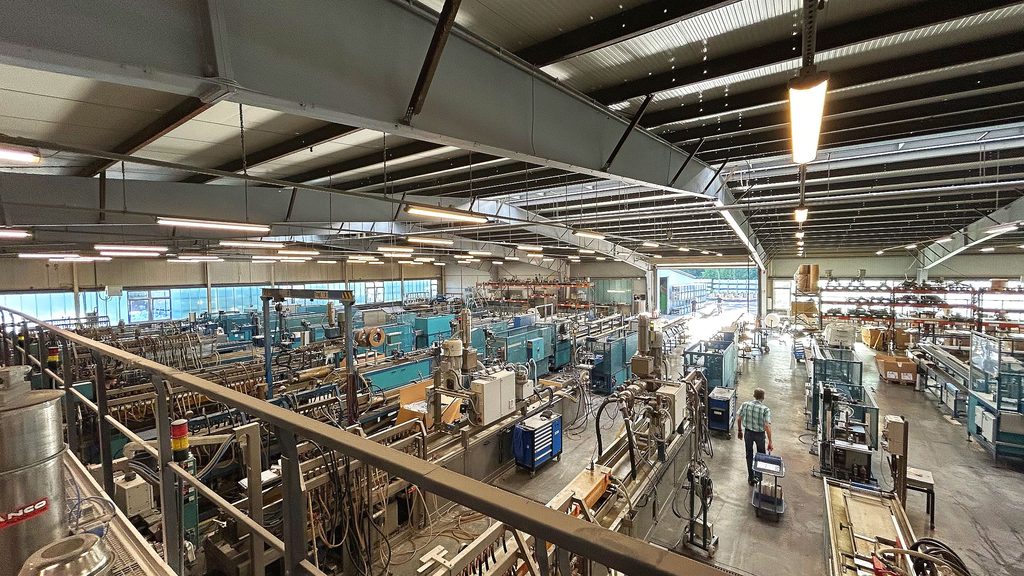 Kontinuierliche Modernisierung: Noch vor dem Jahreswechsel wird der deutsche Profilhersteller erneut eine Reihe von Investitionen in Produktion, Werkzeugbau und Konfektionierung realisieren. 